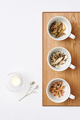 포토 JPG 스튜디오촬영 나무 꽃 도마 실내 건강 사람없음 하이앵글 약재 흰배경 당귀 도라지 작두콩 한방차 플랫레이 국내포토 식물 뷰포인트 백그라운드 주방용품 콩 내부 차_음료 약 흰색 플랫 전통차 파일형식