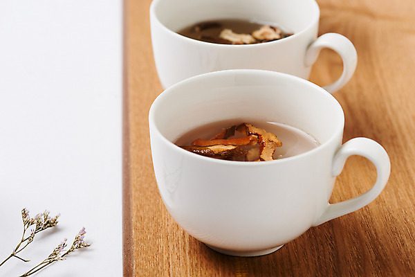 포토 JPG 스튜디오촬영 나무 꽃 도마 실내 건강 사람없음 약재 차 찻잔 흰배경 당귀 도라지 작두콩 한방차 국내포토 식물 음료 백그라운드 주방용품 잔 콩 내부 차_음료 약 흰색 전통차 파일형식