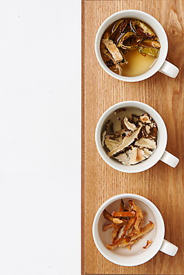 포토 JPG 스튜디오촬영 나무 꽃 도마 실내 건강 사람없음 하이앵글 약재 찻잔 흰배경 당귀 도라지 작두콩 한방차 플랫레이 국내포토 식물 뷰포인트 백그라운드 주방용품 잔 콩 내부 차_음료 약 흰색 플랫 전통차 파일형식