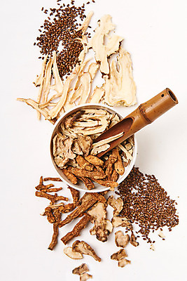 포토 JPG 스튜디오촬영 그릇 실내 건강 사람없음 하이앵글 여러개 약재 흰배경 모과 당귀 도라지 둥글레 작두콩 한방차 돼지감자 플랫레이 국내포토 식기 뷰포인트 다수 백그라운드 과일 콩 감자 내부 차_음료 약 흰색 플랫 전통차 파일형식