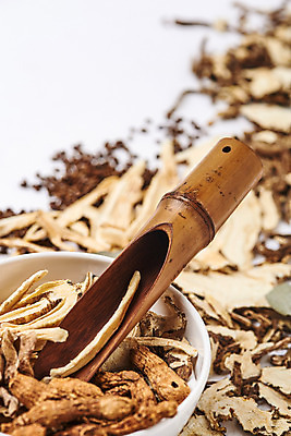 포토 JPG 스튜디오촬영 그릇 실내 건강 사람없음 여러개 약재 흰배경 모과 당귀 도라지 둥글레 작두콩 한방차 돼지감자 국내포토 식기 다수 백그라운드 과일 콩 감자 내부 차_음료 약 흰색 전통차 파일형식