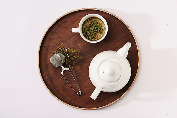 포토 JPG 스튜디오촬영 나무 주전자 실내 건강 사람없음 하이앵글 약재 차 찻잔 찻주전자 흰배경 한방차 플랫레이 야관문 국내포토 식물 음료 뷰포인트 백그라운드 주방용품 잔 내부 차_음료 약 흰색 플랫 전통차 약초 파일형식