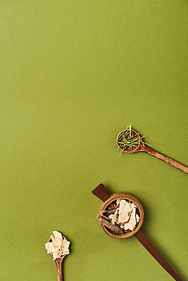 포토 JPG 스튜디오촬영 실내 건강 사람없음 하이앵글 약재 티스푼 당귀 도라지 한방차 플랫레이 초록배경 야관문 국내포토 뷰포인트 백그라운드 내부 초록색 차_음료 약 숟가락 플랫 전통차 약초 파일형식