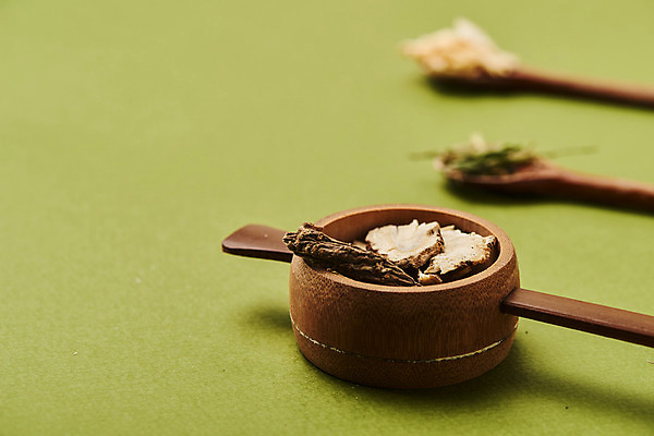 포토 JPG 스튜디오촬영 실내 건강 사람없음 약재 티스푼 당귀 도라지 한방차 초록배경 야관문 국내포토 백그라운드 내부 초록색 차_음료 약 숟가락 전통차 약초 파일형식