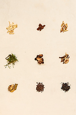 포토 JPG 스튜디오촬영 실내 건강 사람없음 하이앵글 여러개 약재 모과 당귀 도라지 둥글레 작두콩 한방차 돼지감자 베이지색배경 플랫레이 국내포토 뷰포인트 다수 백그라운드 과일 콩 감자 내부 차_음료 약 플랫 전통차 베이지색 파일형식