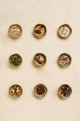 포토 JPG 스튜디오촬영 실내 건강 사람없음 하이앵글 여러개 약재 찻잔 모과 당귀 도라지 둥글레 작두콩 한방차 돼지감자 베이지색배경 플랫레이 국내포토 뷰포인트 다수 백그라운드 과일 잔 콩 감자 내부 차_음료 약 플랫 전통차 베이지색 파일형식