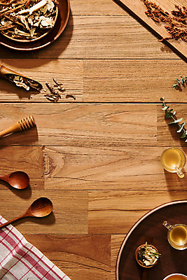 포토 JPG 스튜디오촬영 도마 수저 실내 건강 사람없음 하이앵글 여러개 약재 차 찻잔 모과 당귀 도라지 둥글레 작두콩 한방차 돼지감자 플랫레이 갈색배경 나무배경 국내포토 식기 음료 뷰포인트 다수 백그라운드 과일 주방용품 잔 콩 감자 내부 차_음료 약 갈색 플랫 전통차 파일형식