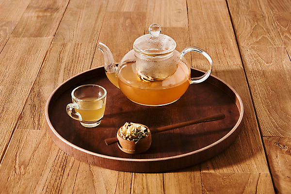 포토 JPG 스튜디오촬영 실내 건강 사람없음 약재 차 찻잔 한방차 갈색배경 나무배경 국내포토 음료 백그라운드 잔 내부 차_음료 약 갈색 전통차 파일형식