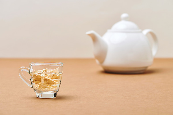 포토 JPG 스튜디오촬영 주전자 실내 건강 사람없음 약재 차 찻잔 찻주전자 도라지 한방차 베이지색배경 국내포토 음료 백그라운드 주방용품 잔 내부 차_음료 약 전통차 베이지색 파일형식