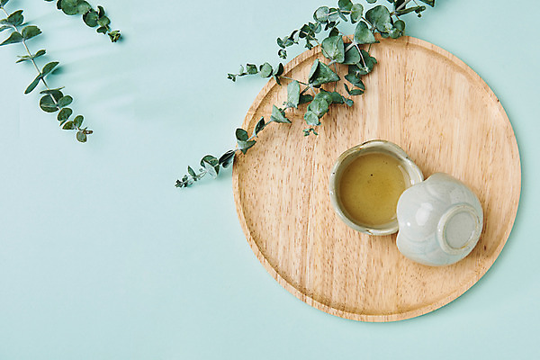 포토 JPG 스튜디오촬영 실내 건강 사람없음 하이앵글 약재 차 찻잔 파란배경 유칼립투스 한방차 플랫레이 국내포토 식물 음료 뷰포인트 백그라운드 잔 내부 파란색 차_음료 약 플랫 전통차 파일형식