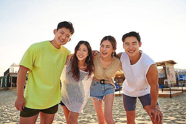 포토 JPG 주간 여자 남자 여행 어깨동무 휴가 휴식 서기 미소 여러명 상반신 20대 성인 야외 앞모습 여름 친구 여름휴가 바캉스 모래사장 우정 한국인 즐거움 강원도 하조대해수욕장 성인만 국내포토 자연요소 계절 감정 바다 뷰포인트 포즈 다수 컨셉 관계 모션 한국 표정 사람 동양인 청년 해수욕장 양양 파일형식 여름_계절