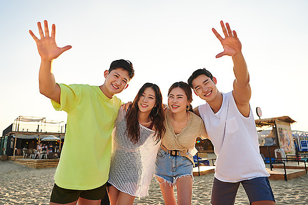 포토 JPG 주간 여자 남자 여행 어깨동무 휴가 휴식 서기 미소 여러명 상반신 20대 성인 야외 앞모습 여름 친구 여름휴가 바캉스 모래사장 우정 한국인 즐거움 손인사 강원도 하조대해수욕장 성인만 국내포토 자연요소 계절 감정 바다 뷰포인트 포즈 다수 컨셉 관계 모션 한국 표정 사람 동양인 청년 인사 해수욕장 양양 파일형식 여름_계절