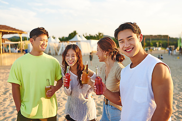 포토 JPG 주간 여자 남자 여행 휴가 휴식 맥주 서기 미소 들기 여러명 상반신 20대 성인 야외 앞모습 옆모습 여름 친구 여름휴가 바캉스 모래사장 우정 한국인 즐거움 강원도 하조대해수욕장 성인만 국내포토 자연요소 계절 감정 바다 뷰포인트 다수 컨셉 관계 모션 주류 한국 표정 사람 동양인 청년 해수욕장 양양 파일형식 여름_계절