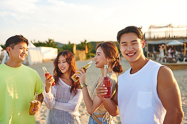 포토 JPG 주간 여자 남자 여행 휴가 휴식 맥주 서기 미소 들기 여러명 상반신 20대 성인 야외 앞모습 옆모습 여름 친구 여름휴가 바캉스 모래사장 우정 한국인 즐거움 강원도 하조대해수욕장 성인만 국내포토 자연요소 계절 감정 바다 뷰포인트 다수 컨셉 관계 모션 주류 한국 표정 사람 동양인 청년 해수욕장 양양 파일형식 여름_계절