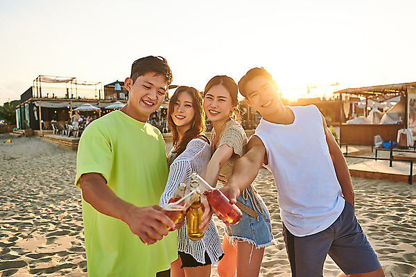 포토 JPG 주간 여자 남자 여행 휴가 휴식 맥주 서기 미소 들기 여러명 상반신 20대 성인 야외 앞모습 옆모습 여름 친구 여름휴가 바캉스 모래사장 우정 한국인 즐거움 건배 강원도 하조대해수욕장 성인만 국내포토 자연요소 계절 감정 바다 뷰포인트 다수 컨셉 관계 모션 주류 한국 표정 사람 동양인 청년 해수욕장 양양 파일형식 여름_계절