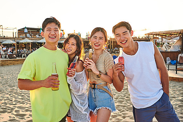 포토 JPG 주간 여자 남자 여행 휴가 휴식 맥주 서기 미소 들기 여러명 상반신 20대 성인 야외 앞모습 옆모습 여름 친구 여름휴가 바캉스 모래사장 우정 한국인 즐거움 강원도 하조대해수욕장 성인만 국내포토 자연요소 계절 감정 바다 뷰포인트 다수 컨셉 관계 모션 주류 한국 표정 사람 동양인 청년 해수욕장 양양 파일형식 여름_계절