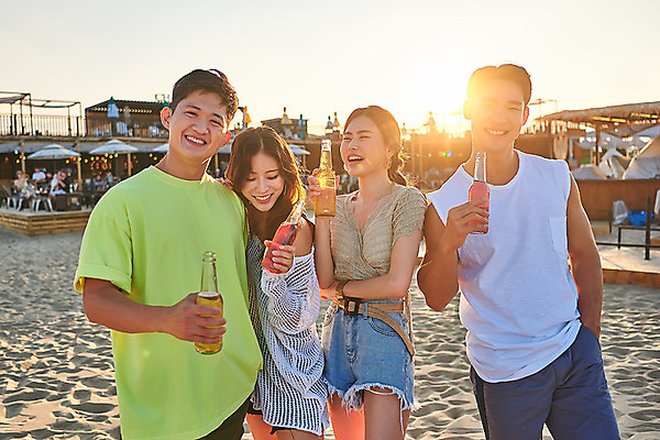 포토 JPG 주간 여자 남자 여행 휴가 휴식 맥주 서기 미소 들기 여러명 상반신 20대 성인 야외 앞모습 옆모습 여름 친구 여름휴가 바캉스 모래사장 햇빛 우정 한국인 즐거움 강원도 하조대해수욕장 성인만 국내포토 자연요소 계절 감정 바다 뷰포인트 다수 컨셉 관계 모션 주류 한국 표정 사람 동양인 청년 태양 해수욕장 양양 파일형식 여름_계절