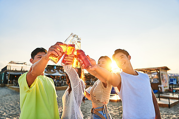 포토 JPG 주간 여자 남자 여행 휴가 휴식 맥주 서기 미소 들기 여러명 상반신 20대 성인 야외 앞모습 옆모습 여름 친구 여름휴가 바캉스 모래사장 우정 한국인 즐거움 건배 강원도 하조대해수욕장 성인만 국내포토 자연요소 계절 감정 바다 뷰포인트 다수 컨셉 관계 모션 주류 한국 표정 사람 동양인 청년 해수욕장 양양 파일형식 여름_계절