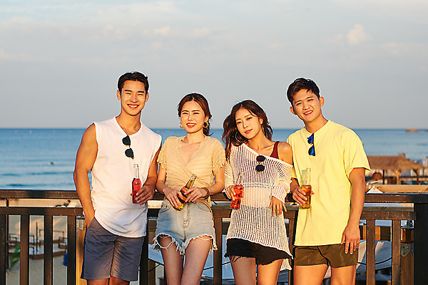 포토 JPG 주간 여자 남자 여행 휴가 휴식 맥주 서기 미소 들기 여러명 상반신 20대 성인 야외 앞모습 여름 친구 여름휴가 바캉스 우정 한국인 즐거움 강원도 하조대해수욕장 성인만 국내포토 자연요소 계절 감정 뷰포인트 다수 컨셉 관계 모션 주류 한국 표정 사람 동양인 청년 해수욕장 양양 파일형식 여름_계절