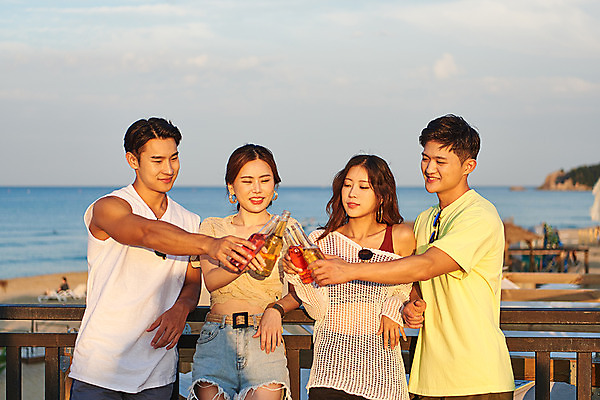 포토 JPG 주간 여자 남자 여행 휴가 휴식 맥주 서기 미소 들기 여러명 상반신 20대 성인 야외 앞모습 여름 친구 여름휴가 바캉스 우정 한국인 즐거움 건배 강원도 하조대해수욕장 성인만 국내포토 자연요소 계절 감정 뷰포인트 다수 컨셉 관계 모션 주류 한국 표정 사람 동양인 청년 해수욕장 양양 파일형식 여름_계절