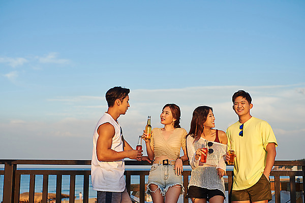 포토 JPG 주간 구름 여자 남자 여행 하늘 휴가 휴식 맥주 서기 미소 들기 여러명 상반신 20대 성인 야외 앞모습 옆모습 여름 친구 여름휴가 바캉스 우정 한국인 즐거움 강원도 하조대해수욕장 성인만 국내포토 자연요소 계절 감정 뷰포인트 다수 컨셉 관계 모션 주류 한국 표정 사람 동양인 청년 해수욕장 양양 파일형식 여름_계절