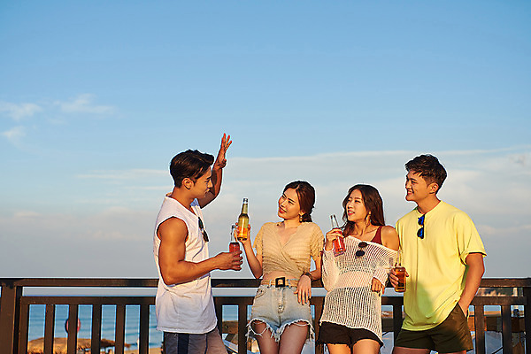 포토 JPG 주간 구름 여자 남자 여행 하늘 휴가 휴식 맥주 대화 서기 들기 손짓 여러명 상반신 20대 성인 야외 앞모습 옆모습 여름 친구 여름휴가 바캉스 우정 한국인 즐거움 강원도 하조대해수욕장 성인만 국내포토 자연요소 계절 감정 뷰포인트 다수 컨셉 관계 모션 주류 한국 말하기 사람 동양인 청년 해수욕장 양양 파일형식 여름_계절