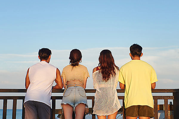 포토 JPG 주간 구름 응시 여자 남자 여행 하늘 휴가 휴식 서기 여러명 상반신 20대 성인 야외 뒷모습 여름 친구 여름휴가 바캉스 우정 한국인 즐거움 강원도 하조대해수욕장 성인만 국내포토 자연요소 시선 계절 감정 뷰포인트 다수 컨셉 관계 모션 한국 사람 동양인 청년 해수욕장 양양 파일형식 여름_계절