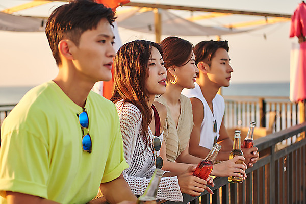 포토 JPG 주간 응시 여자 남자 여행 휴가 휴식 맥주 서기 들기 여러명 상반신 20대 성인 야외 옆모습 여름 친구 여름휴가 바캉스 우정 한국인 즐거움 강원도 하조대해수욕장 성인만 국내포토 자연요소 시선 계절 감정 뷰포인트 다수 컨셉 관계 모션 주류 한국 사람 동양인 청년 해수욕장 양양 파일형식 여름_계절