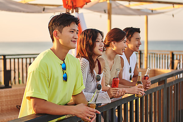 포토 JPG 주간 응시 여자 남자 여행 휴가 휴식 맥주 서기 미소 들기 여러명 상반신 20대 성인 야외 옆모습 여름 친구 여름휴가 바캉스 우정 한국인 즐거움 강원도 하조대해수욕장 성인만 국내포토 자연요소 시선 계절 감정 뷰포인트 다수 컨셉 관계 모션 주류 한국 표정 사람 동양인 청년 해수욕장 양양 파일형식 여름_계절