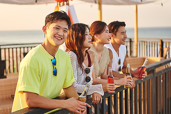 포토 JPG 주간 응시 여자 남자 여행 휴가 휴식 맥주 서기 미소 들기 여러명 상반신 20대 성인 야외 옆모습 여름 친구 여름휴가 바캉스 모래사장 우정 한국인 즐거움 강원도 하조대해수욕장 성인만 국내포토 자연요소 시선 계절 감정 바다 뷰포인트 다수 컨셉 관계 모션 주류 한국 표정 사람 동양인 청년 해수욕장 양양 파일형식 여름_계절