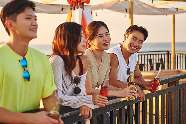 포토 JPG 주간 응시 여자 남자 여행 휴가 휴식 맥주 서기 미소 들기 여러명 상반신 20대 성인 야외 옆모습 여름 친구 여름휴가 바캉스 모래사장 우정 한국인 즐거움 강원도 하조대해수욕장 성인만 국내포토 자연요소 시선 계절 감정 바다 뷰포인트 다수 컨셉 관계 모션 주류 한국 표정 사람 동양인 청년 해수욕장 양양 파일형식 여름_계절