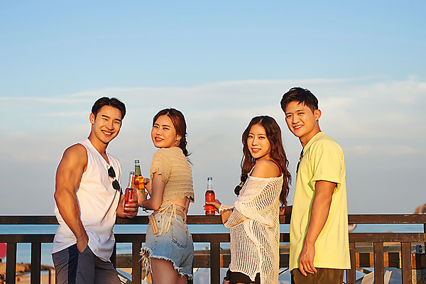 포토 JPG 주간 구름 여자 남자 여행 하늘 휴가 휴식 맥주 미소 들기 여러명 상반신 20대 성인 야외 옆모습 여름 친구 여름휴가 바캉스 우정 한국인 즐거움 강원도 하조대해수욕장 성인만 국내포토 자연요소 계절 감정 뷰포인트 다수 컨셉 관계 모션 주류 한국 표정 사람 동양인 청년 해수욕장 양양 파일형식 여름_계절