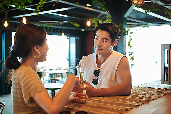 포토 JPG 주간 커플 여자 남자 여행 휴가 휴식 맥주 대화 서기 들기 상반신 20대 성인 야외 두명 앞모습 옆모습 여름 여름휴가 바캉스 한국인 즐거움 강원도 하조대해수욕장 성인만 국내포토 자연요소 계절 감정 뷰포인트 컨셉 관계 모션 주류 한국 말하기 사람 동양인 청년 해수욕장 양양 파일형식 여름_계절