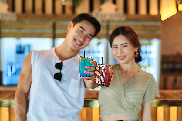 포토 JPG 주간 커플 여자 남자 여행 휴가 휴식 서기 미소 들기 상반신 20대 성인 야외 두명 앞모습 아웃포커스 여름 여름휴가 바캉스 한국인 칵테일 즐거움 강원도 하조대해수욕장 성인만 국내포토 자연요소 계절 감정 뷰포인트 컨셉 관계 모션 주류 한국 촬영기법 표정 사람 동양인 청년 해수욕장 양양 파일형식 여름_계절