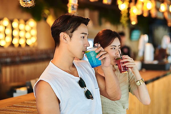 포토 JPG 주간 커플 여자 남자 여행 휴가 휴식 들기 상반신 20대 성인 야외 두명 옆모습 여름 여름휴가 바캉스 한국인 마시기 칵테일 즐거움 강원도 하조대해수욕장 성인만 국내포토 자연요소 계절 감정 뷰포인트 컨셉 관계 모션 주류 한국 사람 동양인 청년 해수욕장 양양 파일형식 여름_계절