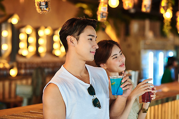 포토 JPG 주간 커플 여자 남자 여행 휴가 휴식 미소 들기 상반신 20대 성인 야외 두명 옆모습 여름 여름휴가 바캉스 한국인 칵테일 즐거움 강원도 하조대해수욕장 성인만 국내포토 자연요소 계절 감정 뷰포인트 컨셉 관계 모션 주류 한국 표정 사람 동양인 청년 해수욕장 양양 파일형식 여름_계절