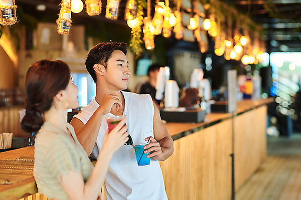 포토 JPG 주간 커플 응시 여자 남자 여행 휴가 휴식 들기 상반신 20대 성인 야외 두명 옆모습 여름 여름휴가 바캉스 한국인 칵테일 즐거움 강원도 하조대해수욕장 성인만 국내포토 자연요소 시선 계절 감정 뷰포인트 컨셉 관계 모션 주류 한국 사람 동양인 청년 해수욕장 양양 파일형식 여름_계절