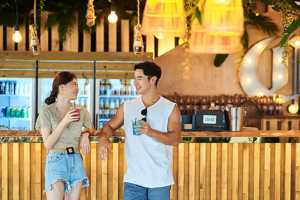 포토 JPG 주간 커플 여자 남자 여행 휴가 휴식 서기 미소 들기 상반신 20대 성인 야외 두명 앞모습 여름 여름휴가 바캉스 마주보기 한국인 칵테일 즐거움 강원도 하조대해수욕장 성인만 국내포토 자연요소 계절 감정 뷰포인트 컨셉 관계 모션 주류 한국 표정 사람 동양인 청년 해수욕장 양양 파일형식 여름_계절