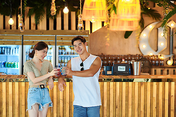 포토 JPG 주간 커플 여자 남자 여행 휴가 휴식 서기 미소 들기 상반신 20대 성인 야외 두명 앞모습 여름 여름휴가 바캉스 한국인 칵테일 즐거움 건배 강원도 하조대해수욕장 성인만 국내포토 자연요소 계절 감정 뷰포인트 컨셉 관계 모션 주류 한국 표정 사람 동양인 청년 해수욕장 양양 파일형식 여름_계절