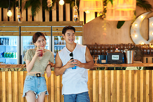 포토 JPG 주간 커플 여자 남자 여행 휴가 휴식 서기 미소 들기 상반신 20대 성인 야외 두명 앞모습 여름 여름휴가 바캉스 한국인 칵테일 즐거움 강원도 하조대해수욕장 성인만 국내포토 자연요소 계절 감정 뷰포인트 컨셉 관계 모션 주류 한국 표정 사람 동양인 청년 해수욕장 양양 파일형식 여름_계절