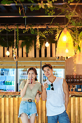 포토 JPG 주간 커플 여자 남자 여행 휴가 휴식 서기 미소 들기 상반신 20대 성인 야외 두명 앞모습 여름 여름휴가 바캉스 한국인 칵테일 즐거움 강원도 하조대해수욕장 성인만 국내포토 자연요소 계절 감정 뷰포인트 컨셉 관계 모션 주류 한국 표정 사람 동양인 청년 해수욕장 양양 파일형식 여름_계절