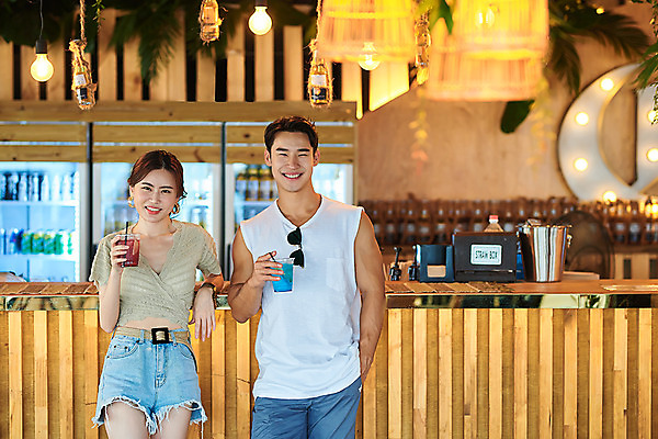 포토 JPG 주간 커플 여자 남자 여행 휴가 휴식 서기 미소 들기 상반신 20대 성인 야외 두명 앞모습 여름 여름휴가 바캉스 한국인 칵테일 즐거움 강원도 하조대해수욕장 성인만 국내포토 자연요소 계절 감정 뷰포인트 컨셉 관계 모션 주류 한국 표정 사람 동양인 청년 해수욕장 양양 파일형식 여름_계절