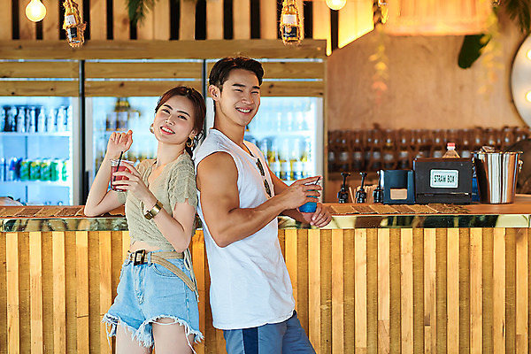 포토 JPG 주간 커플 여자 남자 여행 휴가 휴식 미소 들기 상반신 20대 성인 야외 두명 옆모습 여름 여름휴가 바캉스 한국인 등맞대기 칵테일 즐거움 강원도 하조대해수욕장 성인만 국내포토 자연요소 계절 감정 뷰포인트 컨셉 관계 모션 주류 한국 표정 사람 동양인 청년 해수욕장 양양 파일형식 여름_계절