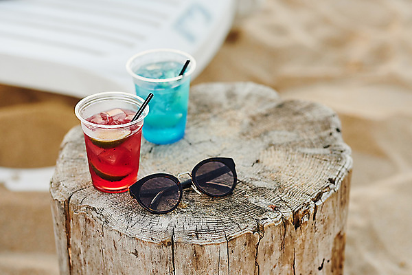 포토 JPG 주간 여행 탁자 휴가 휴식 사람없음 야외 여름 여름휴가 바캉스 모래사장 선글라스 칵테일 강원도 나무밑둥 하조대해수욕장 국내포토 자연요소 나무 계절 안경 바다 가구 컨셉 주류 한국 해수욕장 양양 파일형식 여름_계절