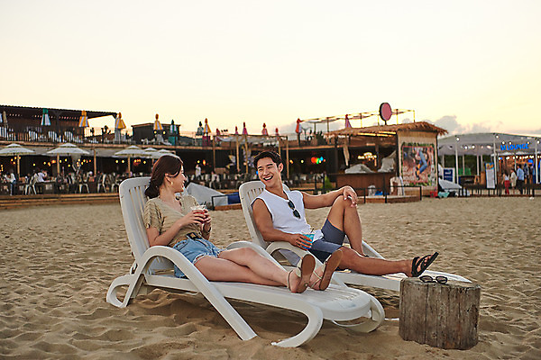 포토 JPG 주간 전신 커플 여자 남자 여행 휴가 휴식 미소 앉기 20대 성인 야외 두명 옆모습 여름 여름휴가 바캉스 모래사장 마주보기 한국인 칵테일 즐거움 선베드 강원도 하조대해수욕장 성인만 국내포토 자연요소 계절 감정 바다 뷰포인트 컨셉 의자 관계 모션 주류 한국 표정 사람 동양인 청년 해수욕장 양양 파일형식 여름_계절