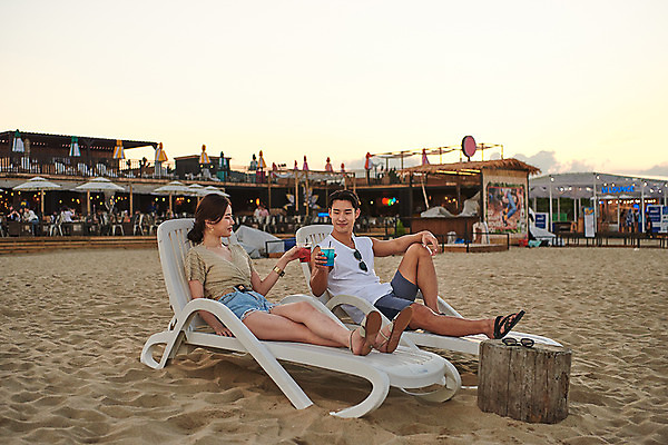 포토 JPG 주간 전신 커플 여자 남자 여행 휴가 휴식 들기 앉기 20대 성인 야외 두명 옆모습 여름 여름휴가 바캉스 모래사장 한국인 칵테일 즐거움 건배 선베드 강원도 하조대해수욕장 성인만 국내포토 자연요소 계절 감정 바다 뷰포인트 컨셉 의자 관계 모션 주류 한국 사람 동양인 청년 해수욕장 양양 파일형식 여름_계절