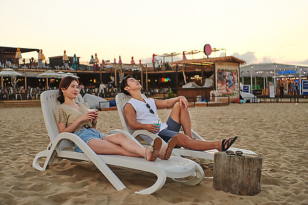 포토 JPG 주간 전신 커플 여자 남자 여행 휴가 휴식 미소 들기 앉기 20대 성인 야외 두명 옆모습 여름 여름휴가 바캉스 모래사장 한국인 칵테일 즐거움 건배 선베드 강원도 하조대해수욕장 성인만 국내포토 자연요소 계절 감정 바다 뷰포인트 컨셉 의자 관계 모션 주류 한국 표정 사람 동양인 청년 해수욕장 양양 파일형식 여름_계절