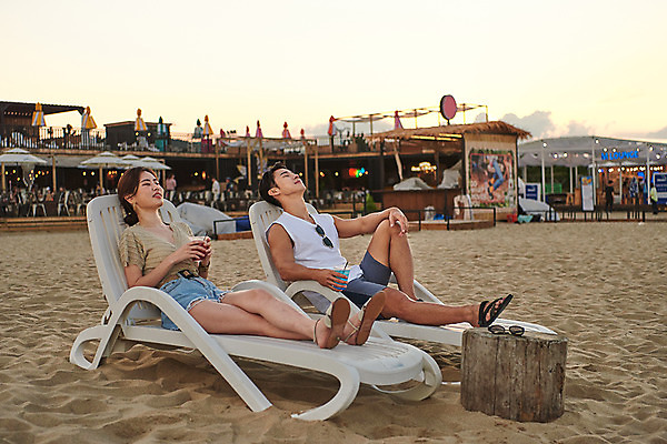 포토 JPG 주간 전신 커플 여자 남자 여행 휴가 휴식 미소 들기 앉기 20대 성인 야외 두명 옆모습 여름 여름휴가 바캉스 모래사장 한국인 칵테일 즐거움 선베드 강원도 하조대해수욕장 성인만 국내포토 자연요소 계절 감정 바다 뷰포인트 컨셉 의자 관계 모션 주류 한국 표정 사람 동양인 청년 해수욕장 양양 파일형식 여름_계절