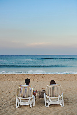 포토 JPG 주간 전신 구름 커플 여자 남자 여행 하늘 휴가 휴식 앉기 20대 성인 야외 두명 뒷모습 여름 여름휴가 바캉스 모래사장 한국인 즐거움 선베드 강원도 하조대해수욕장 성인만 국내포토 자연요소 계절 감정 바다 뷰포인트 컨셉 의자 관계 모션 한국 사람 동양인 청년 해수욕장 양양 파일형식 여름_계절
