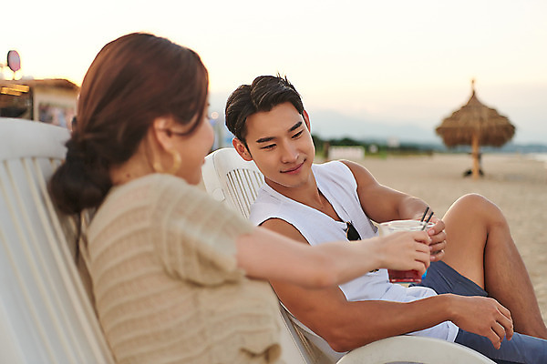 포토 JPG 주간 커플 여자 남자 여행 휴가 휴식 들기 상반신 20대 성인 야외 두명 옆모습 여름 여름휴가 바캉스 모래사장 한국인 칵테일 즐거움 건배 강원도 하조대해수욕장 성인만 국내포토 자연요소 계절 감정 바다 뷰포인트 컨셉 관계 모션 주류 한국 사람 동양인 청년 해수욕장 양양 파일형식 여름_계절